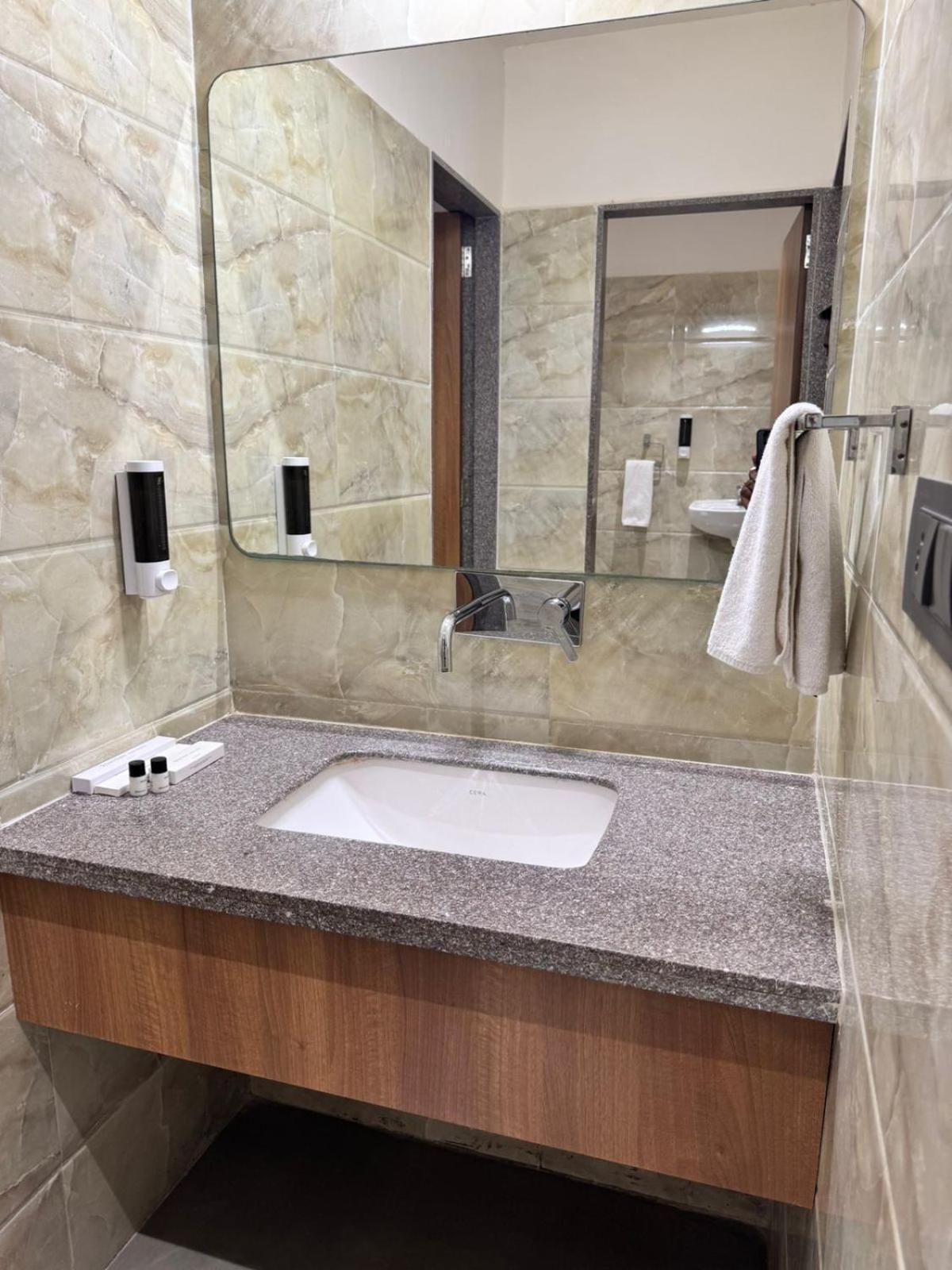 Siara Styles Amba Suites, Gandhinagar Kültér fotó